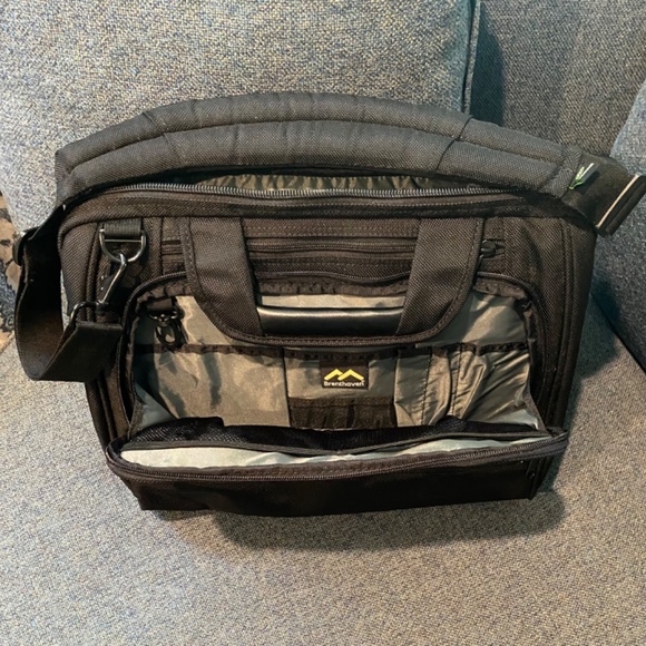 Brenthaven 16” x 13 1/2” Computer Bag Lightweight  Black Like New, Luggage strap - Picture 6 of 14